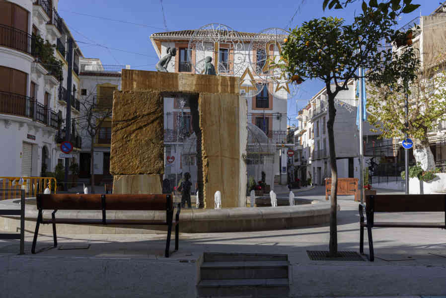 Granada - la Alpujarra 036 - Lanjarón - plaza de la Constitución.jpg
